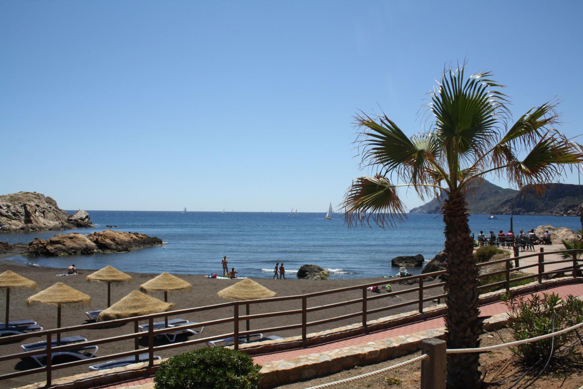 Casas adosadas de nueva construcción con vistas al mar en Portman, Murcia