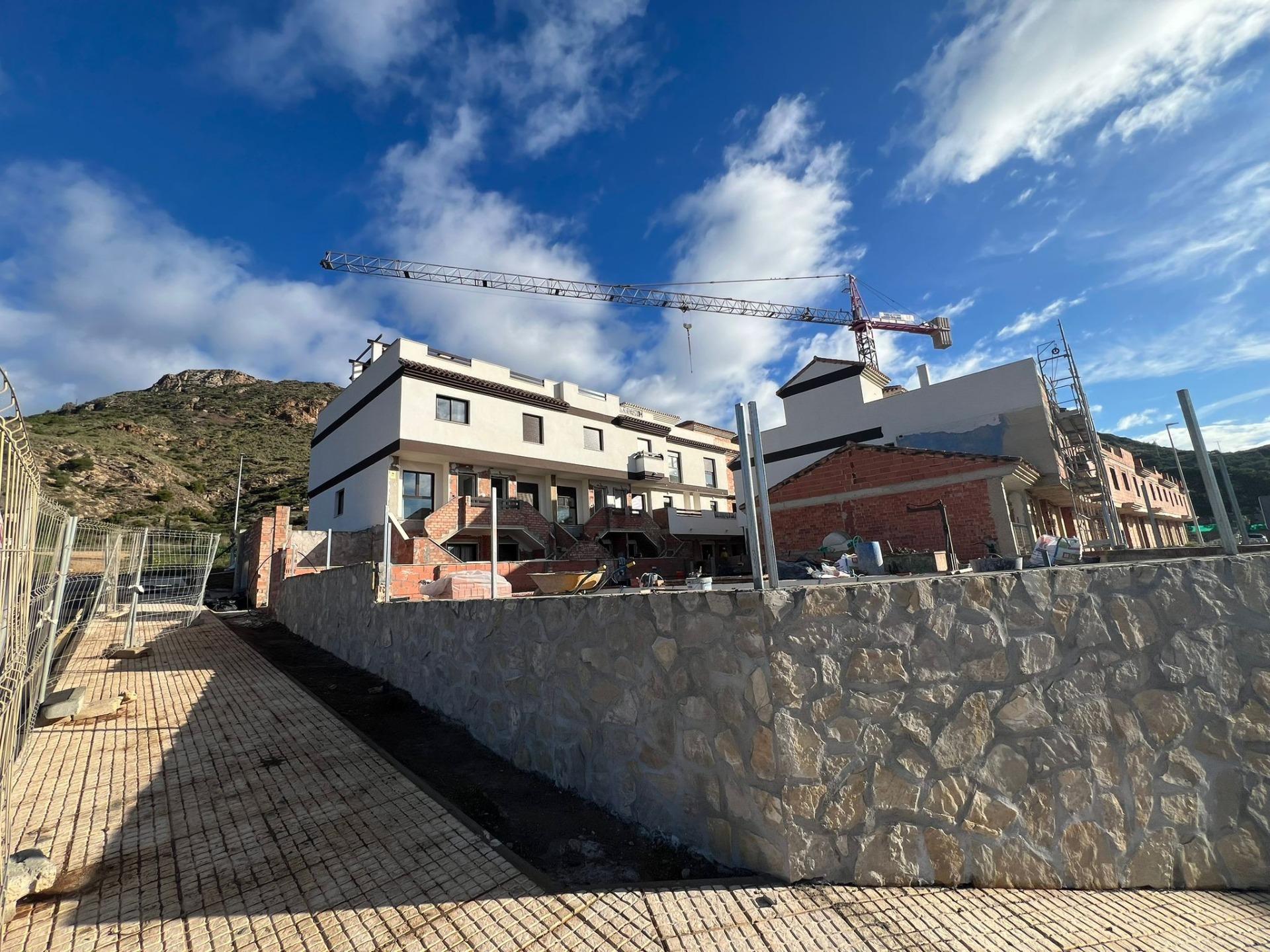 Casas adosadas de nueva construcción con vistas al mar en Portman, Murcia