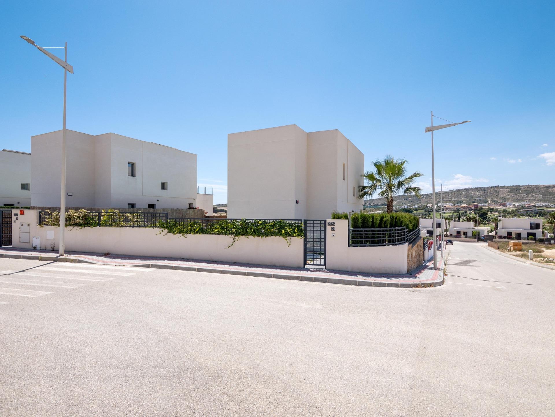 VILLA DE DISEñO MODERNO CON VISTAS AL GOLF