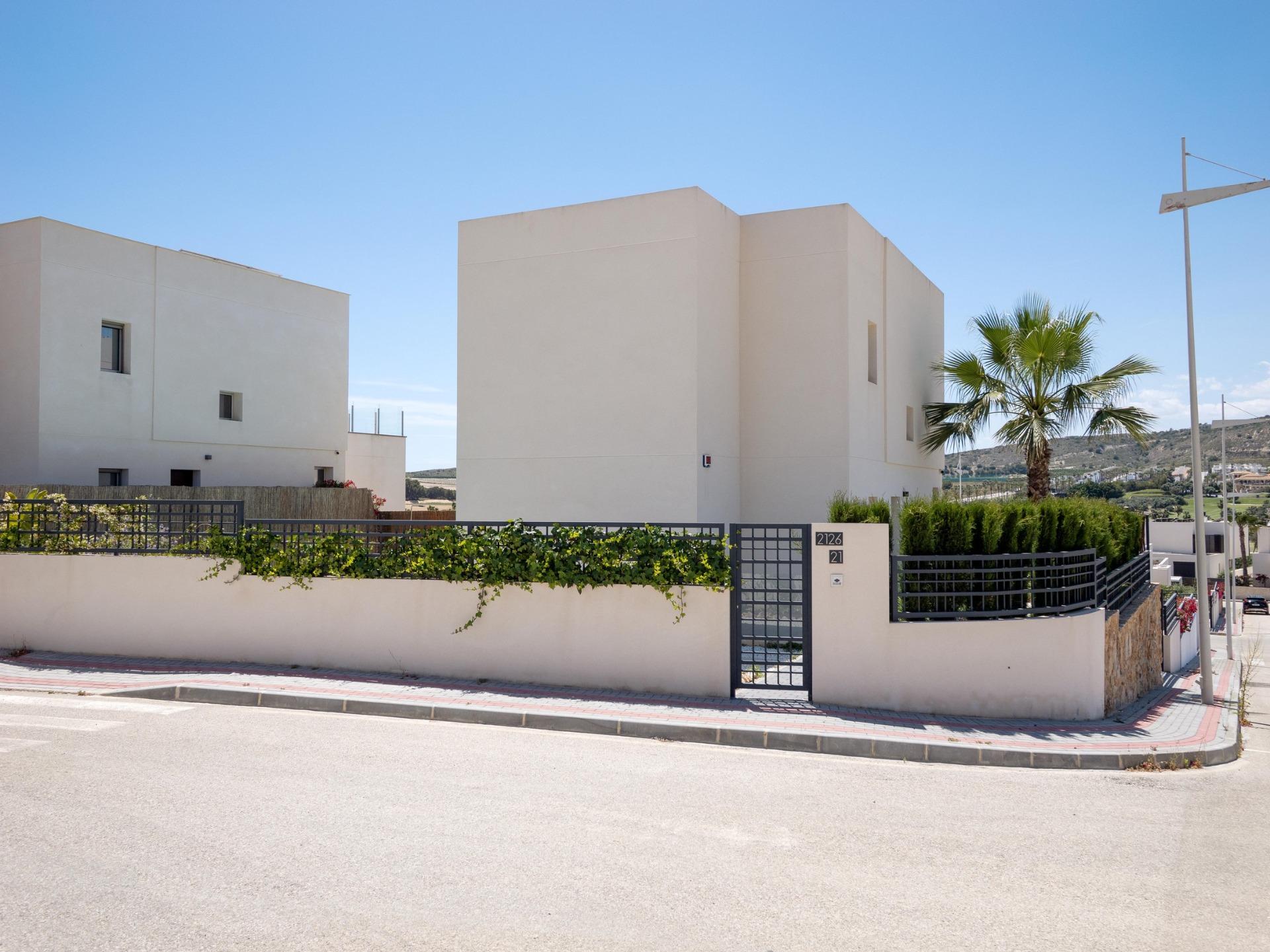 VILLA DE DISEñO MODERNO CON VISTAS AL GOLF
