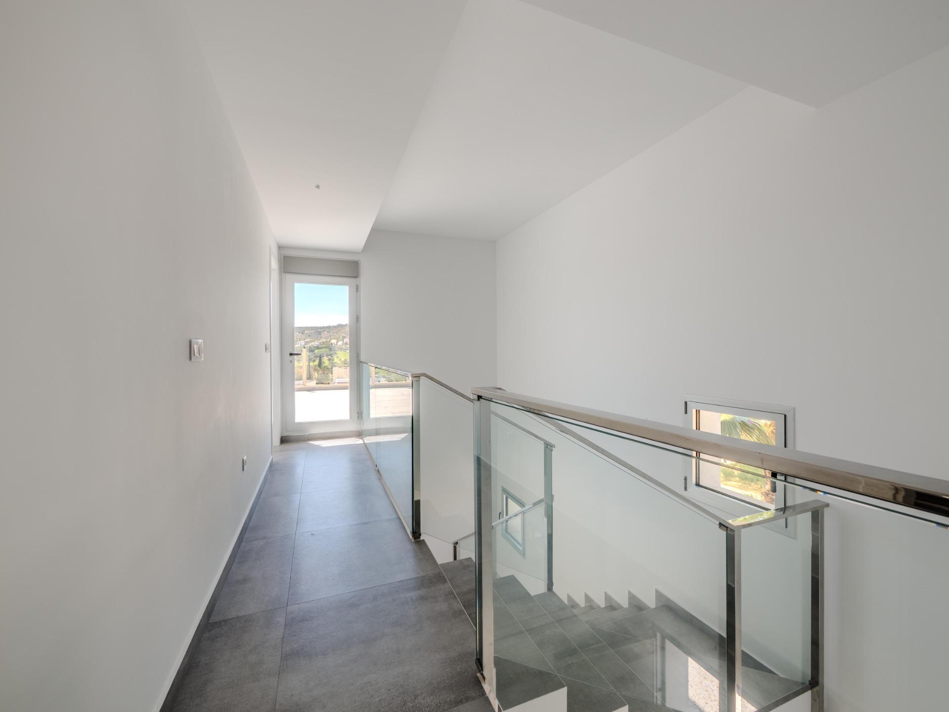 VILLA DE DISEñO MODERNO CON VISTAS AL GOLF