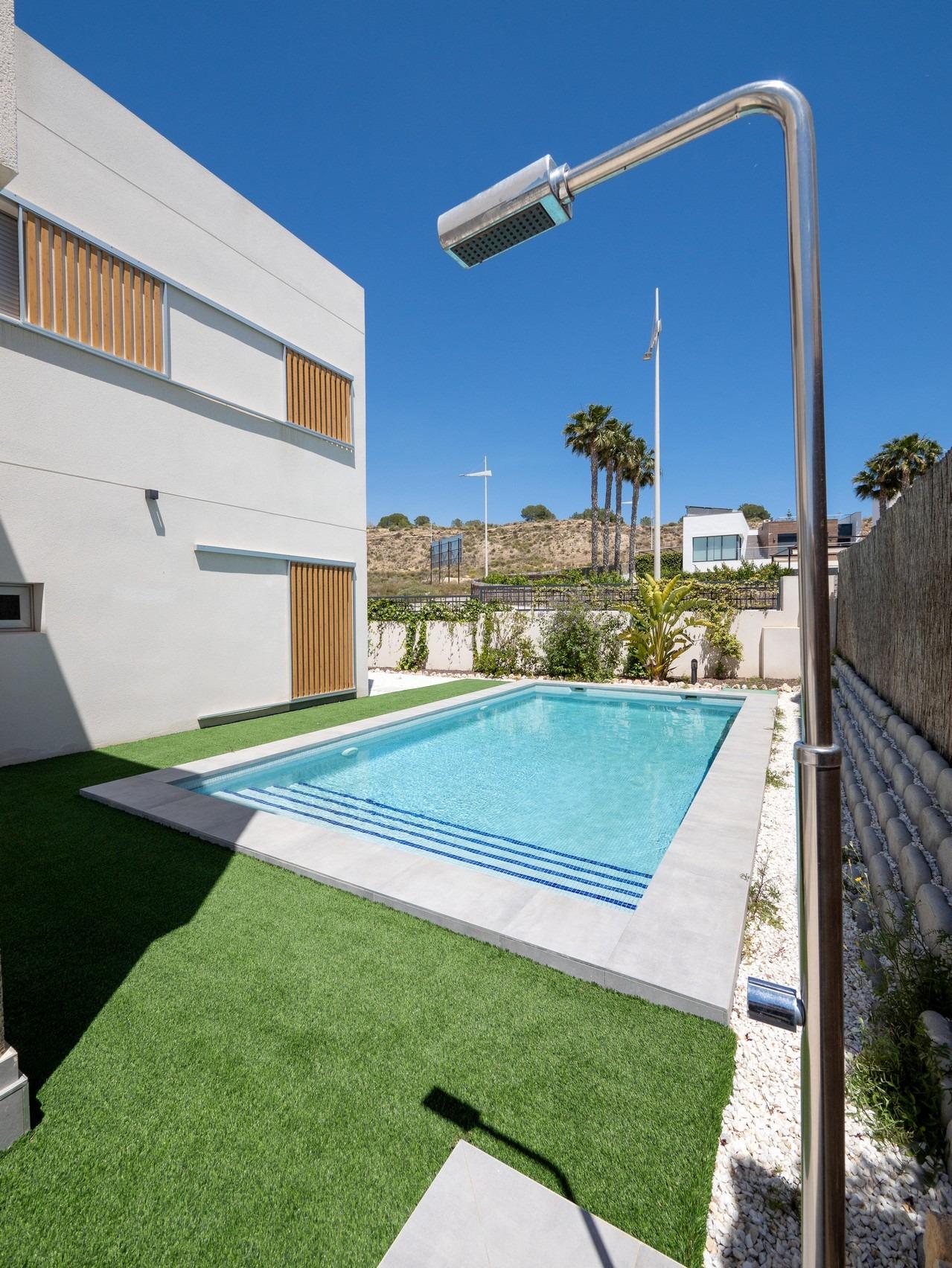 VILLA DE DISEñO MODERNO CON VISTAS AL GOLF