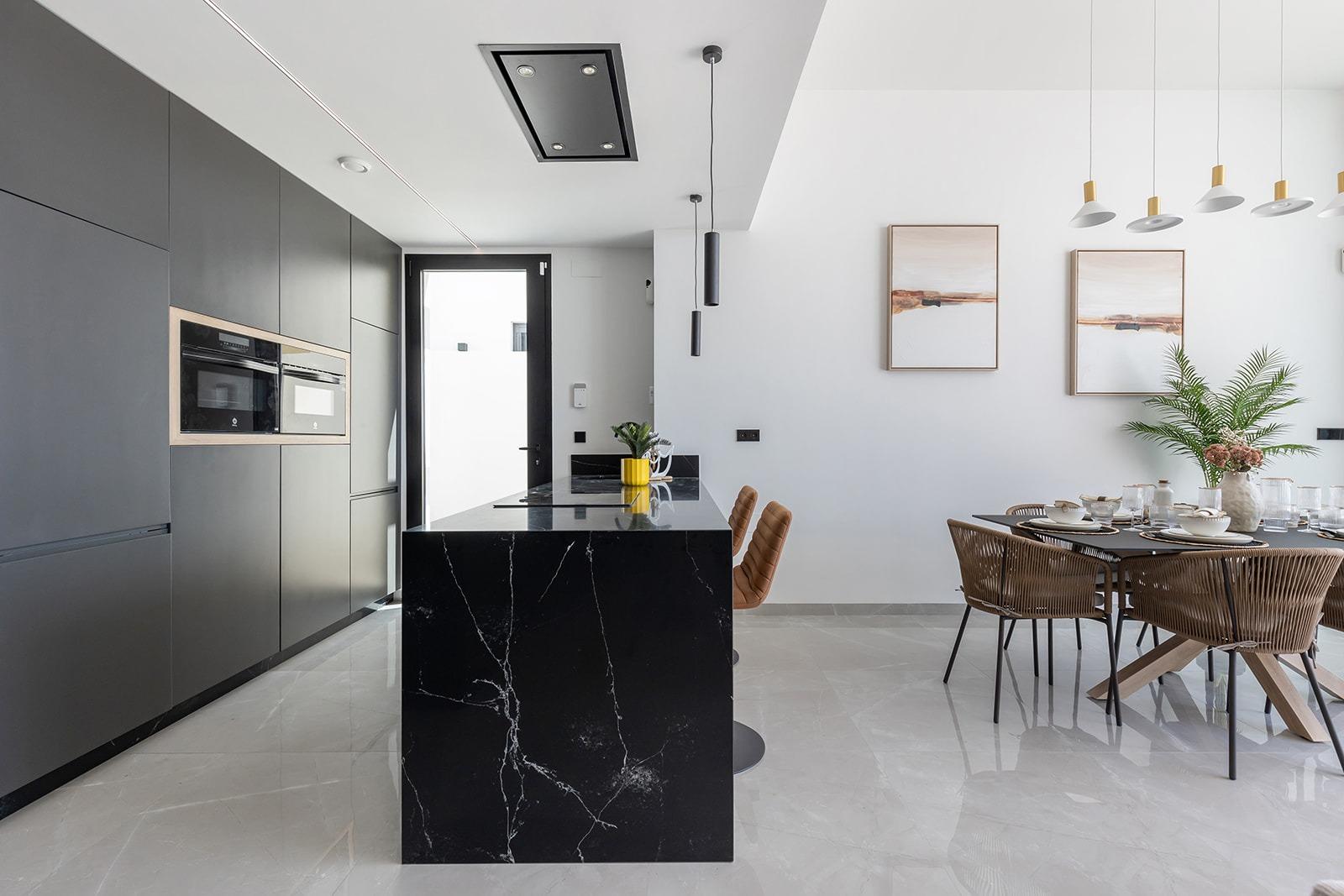 Chalets de obra nueva de una planta con piscina privada en Torrevieja