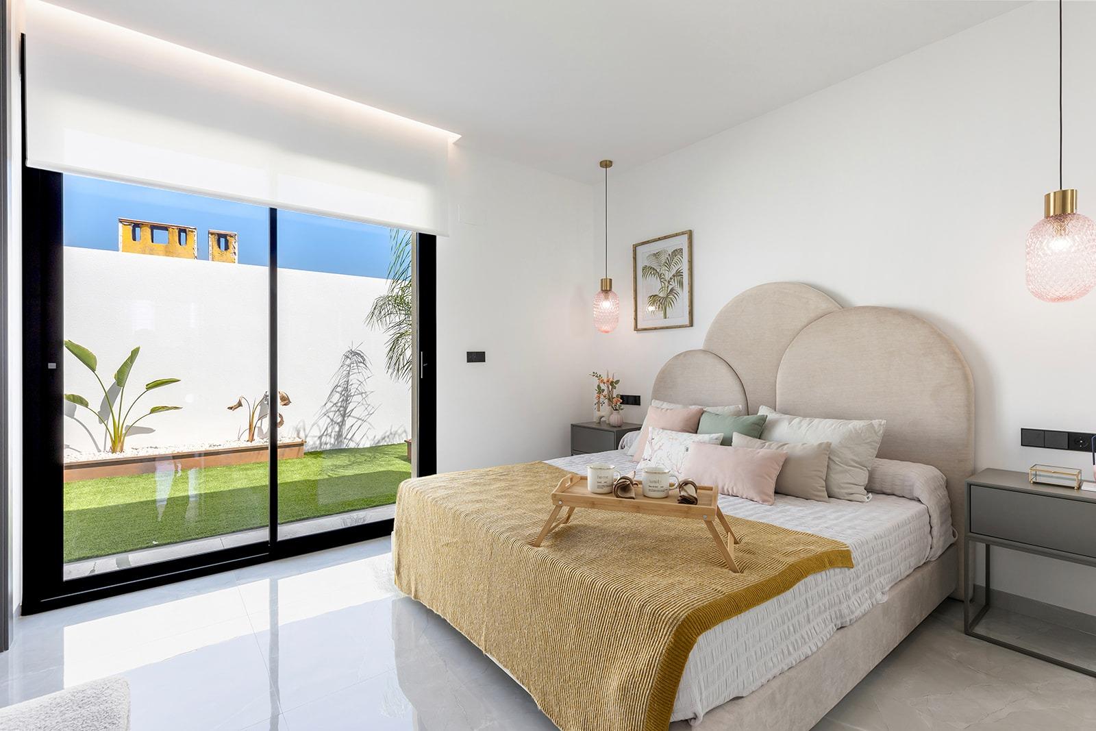Chalets de obra nueva de una planta con piscina privada en Torrevieja