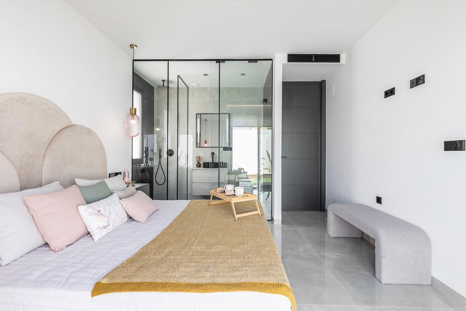 Chalets de obra nueva de una planta con piscina privada en Torrevieja