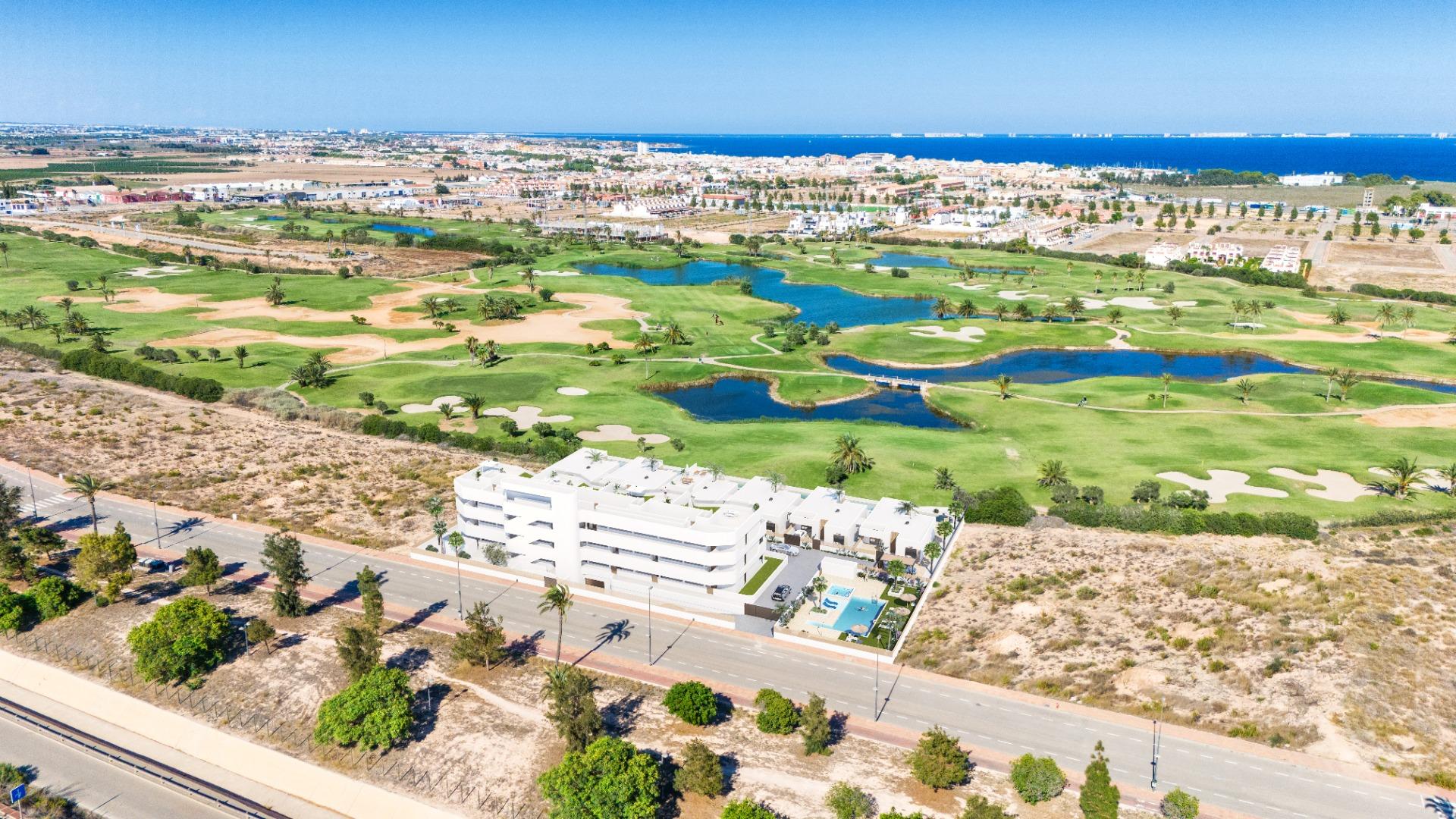 Apartamentos y villas de nueva construcción en primera línea de golf en Los Alcázares, Costa Cálida