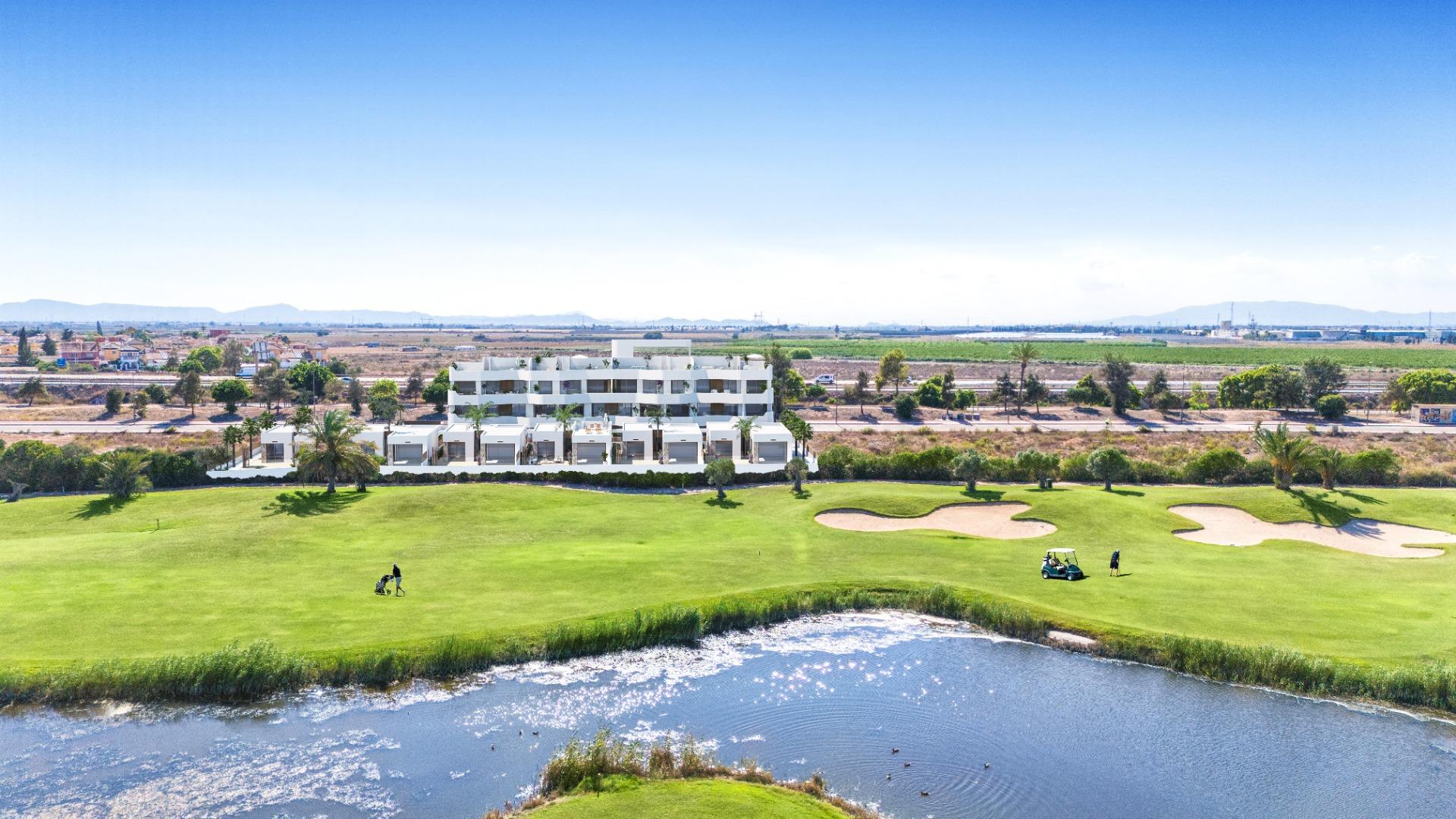 Apartamentos y villas de nueva construcción en primera línea de golf en Los Alcázares, Costa Cálida