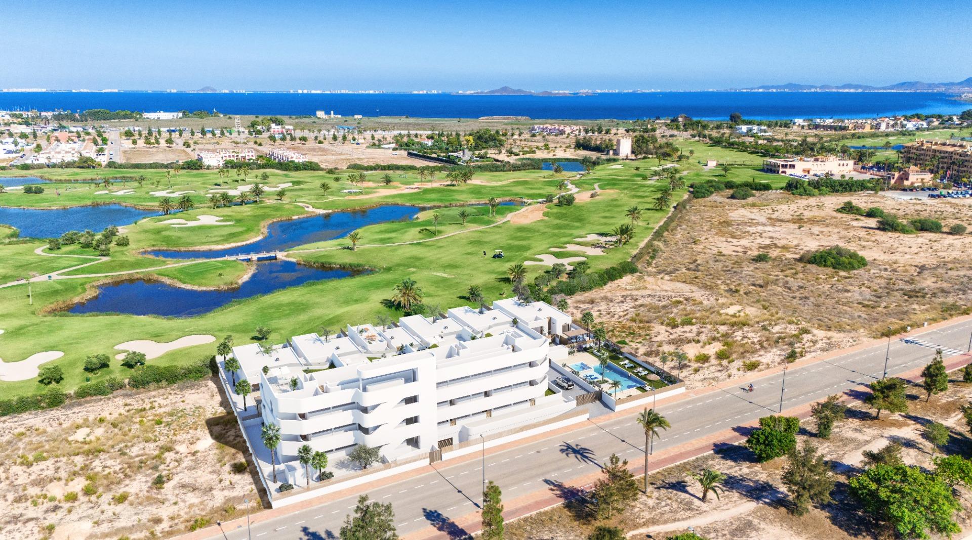 Apartamentos y villas de nueva construcción en primera línea de golf en Los Alcázares, Costa Cálida