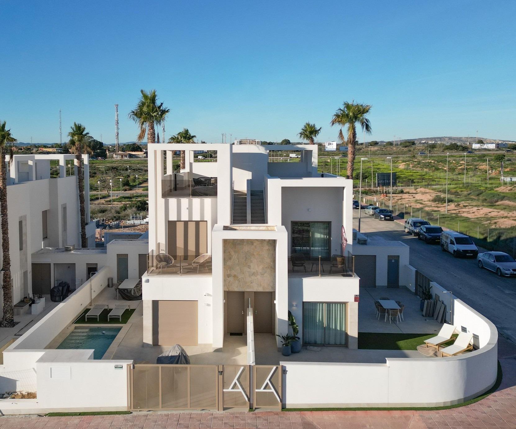 Villas de nueva construcción con piscina privada en Serena Golf-Los Alcázares