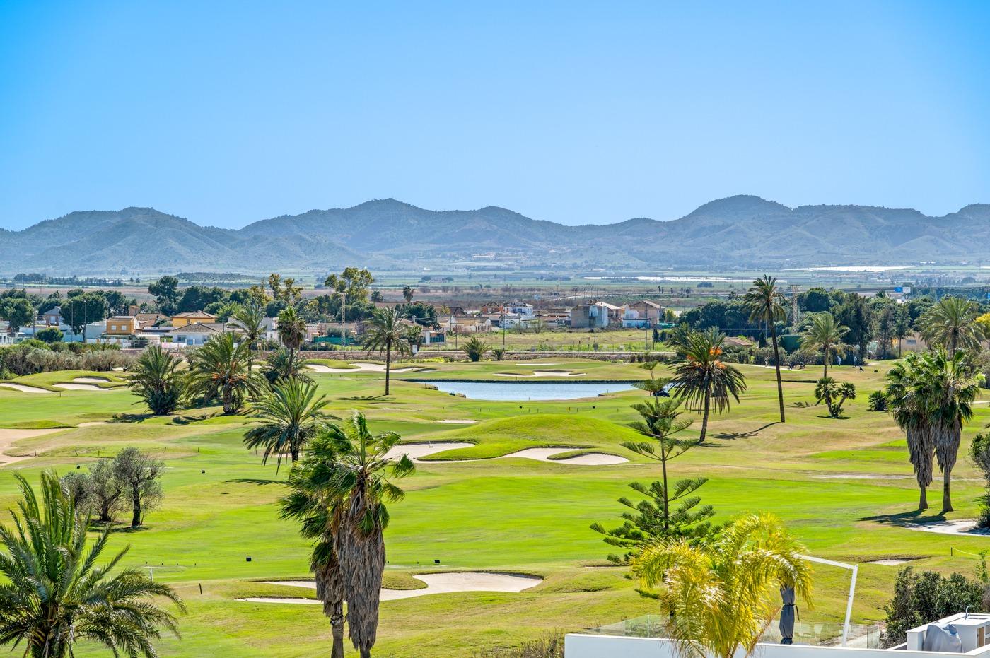 Apartamentos y villas de nueva construcción en primera línea de golf en Los Alcázares, Costa Cálida