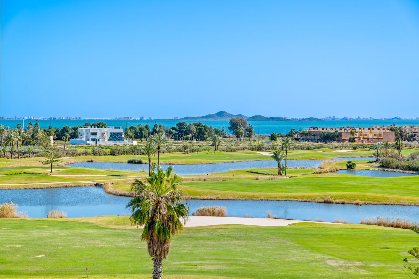 Apartamentos y villas de nueva construcción en primera línea de golf en Los Alcázares, Costa Cálida