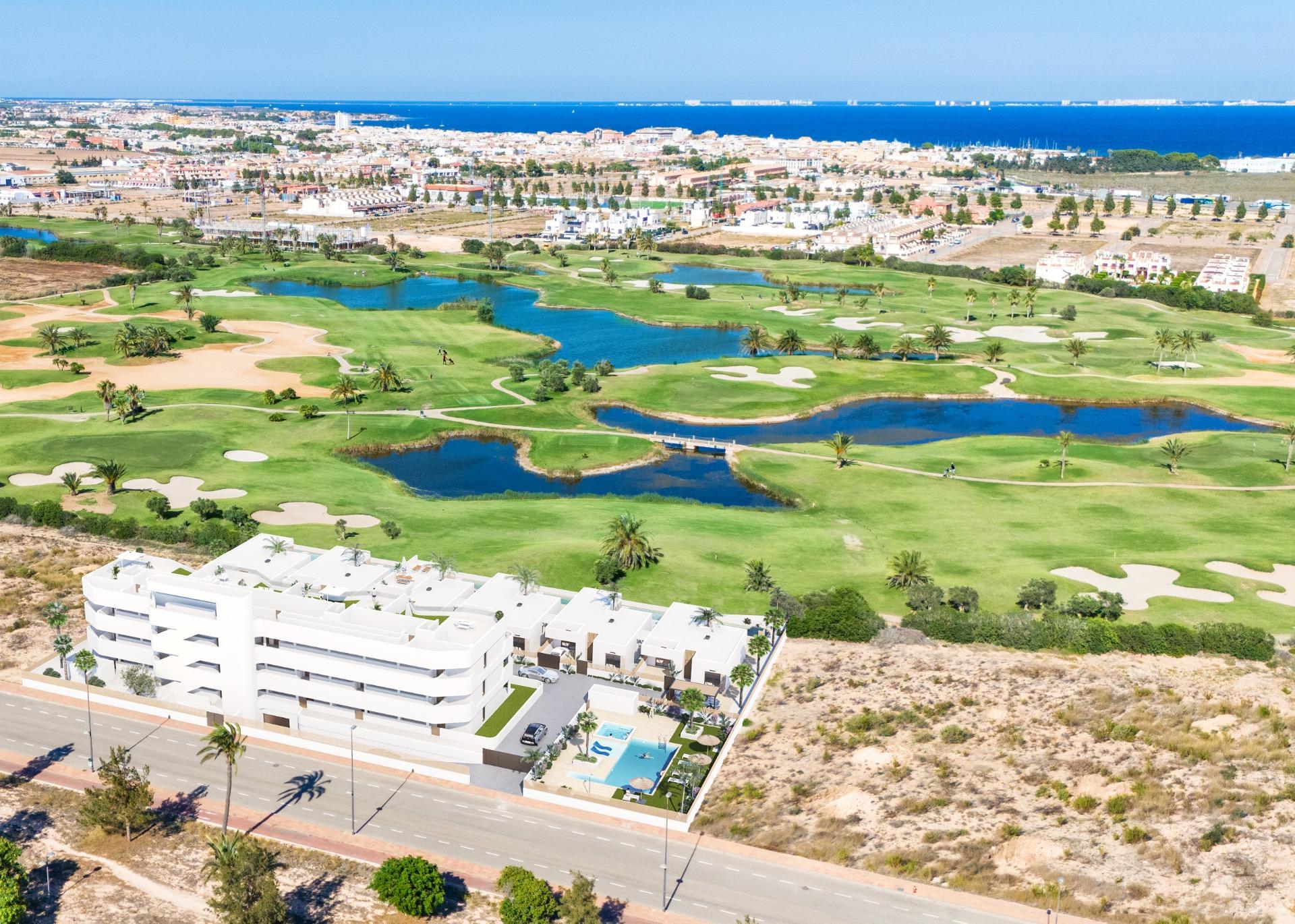 Apartamentos y villas de nueva construcción en primera línea de golf en Los Alcázares, Costa Cálida