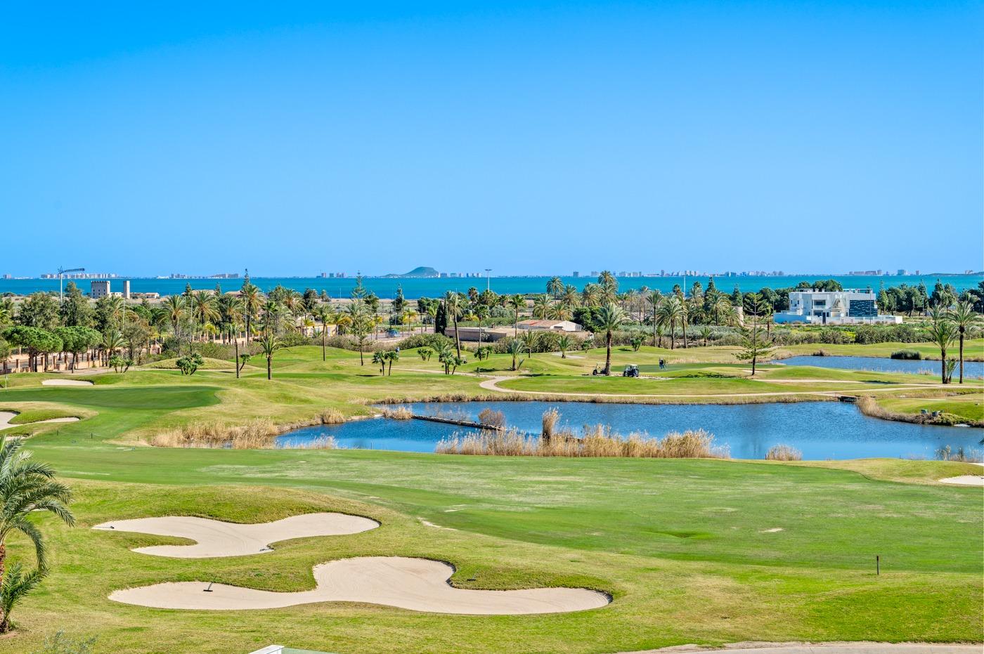 Apartamentos y villas de nueva construcción en primera línea de golf en Los Alcázares, Costa Cálida