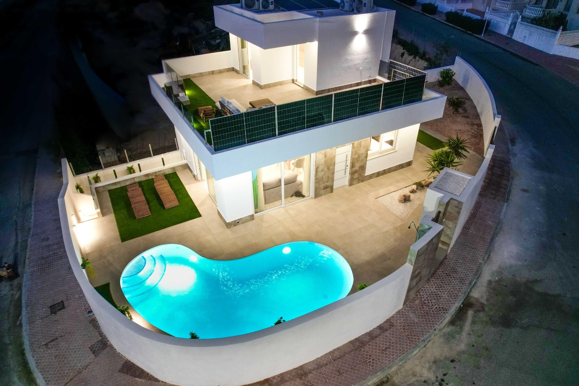PRECIOSA GRAN VILLA CON VISTAS AL CAMPO DE GOLF “LA MARQUESA”!