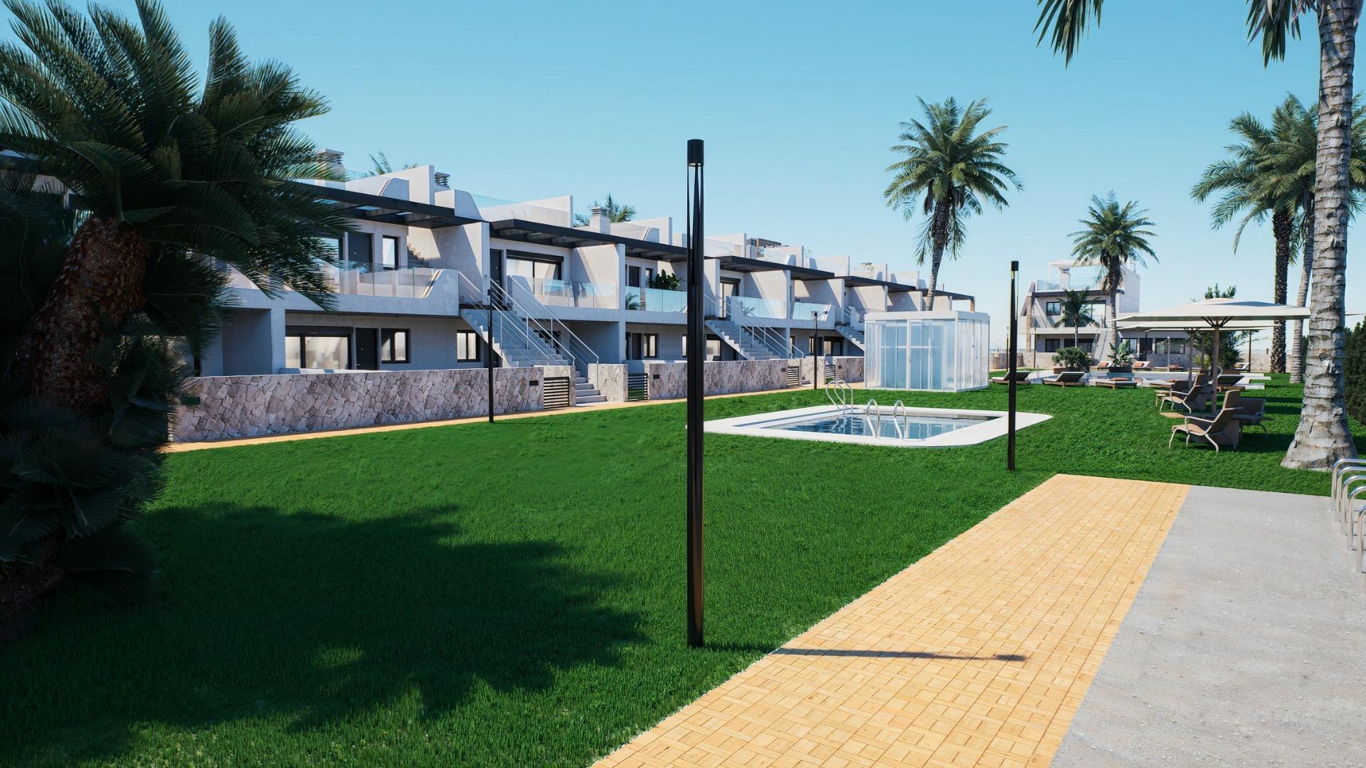 Bungalows de nueva construcción con jardín o solárium cerca de la playa en Pilar de la Horadada