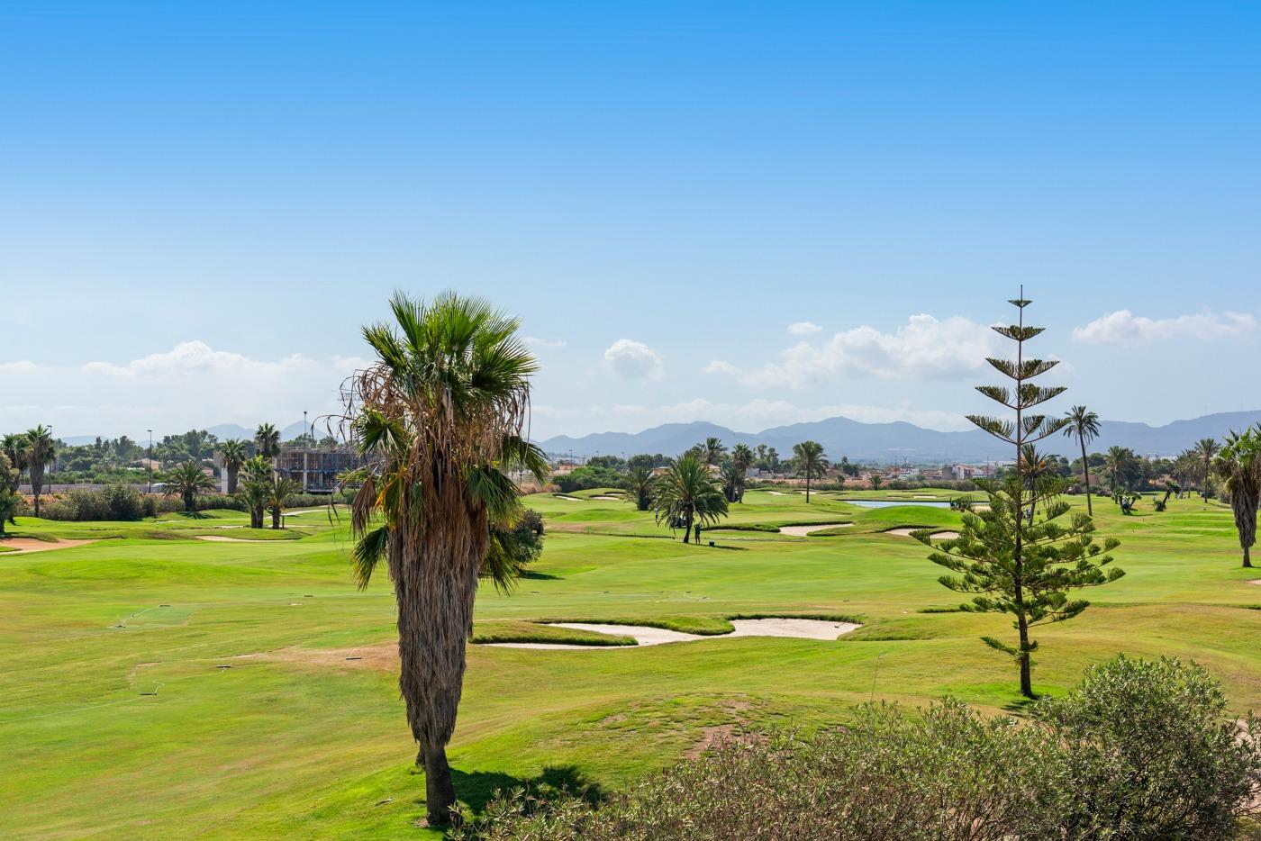 Apartamentos y villas de nueva construcción en primera línea de golf en Los Alcázares, Costa Cálida