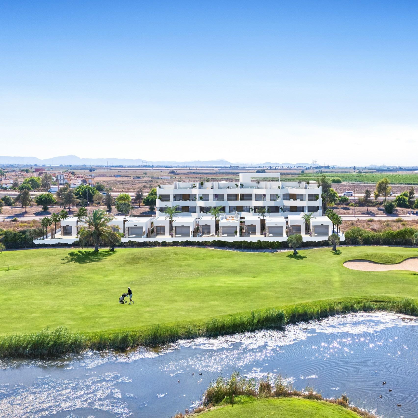 Apartamentos y villas de nueva construcción en primera línea de golf en Los Alcázares, Costa Cálida