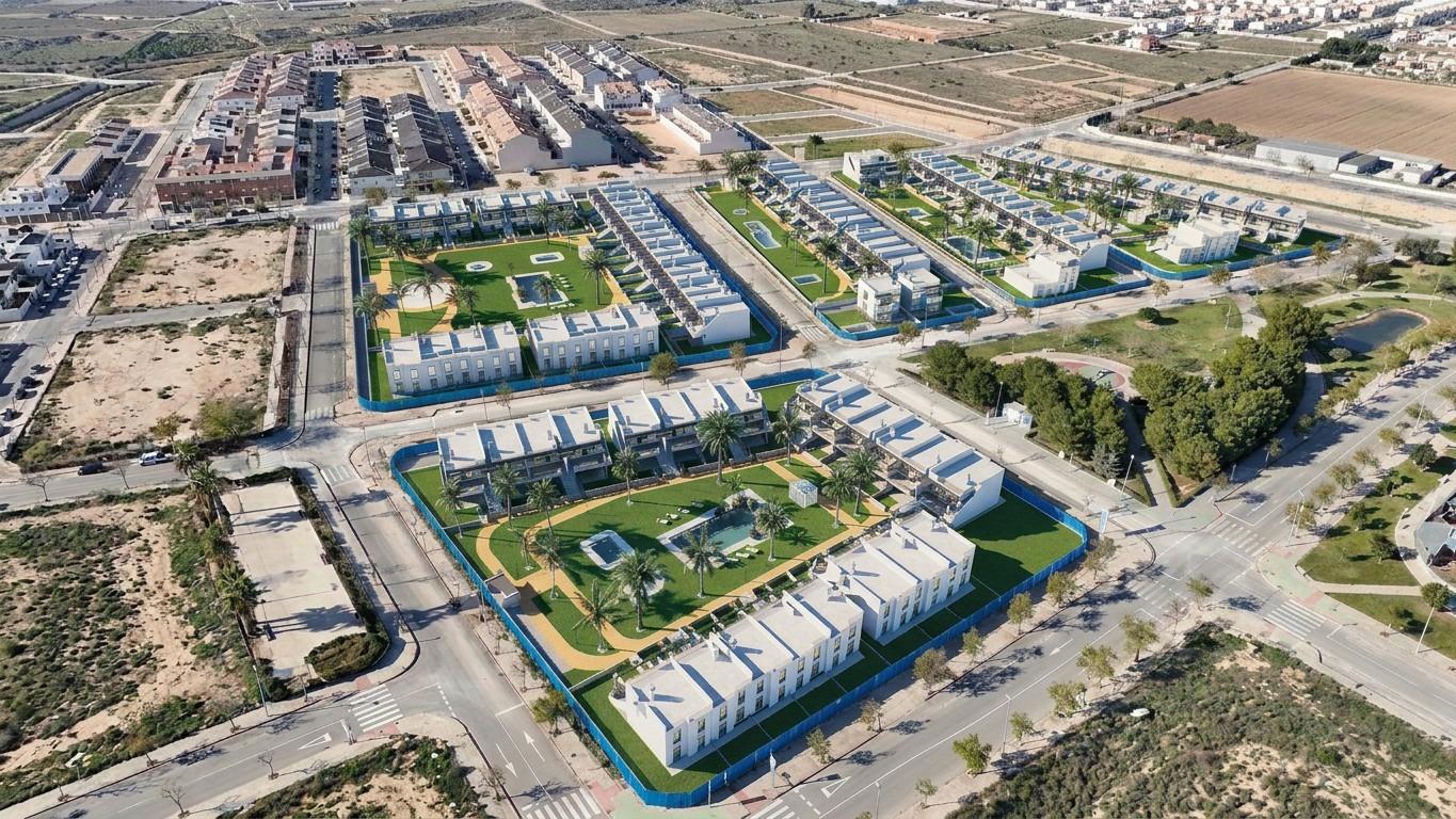 Bungalows de nueva construcción con jardín o solárium cerca de la playa en Pilar de la Horadada