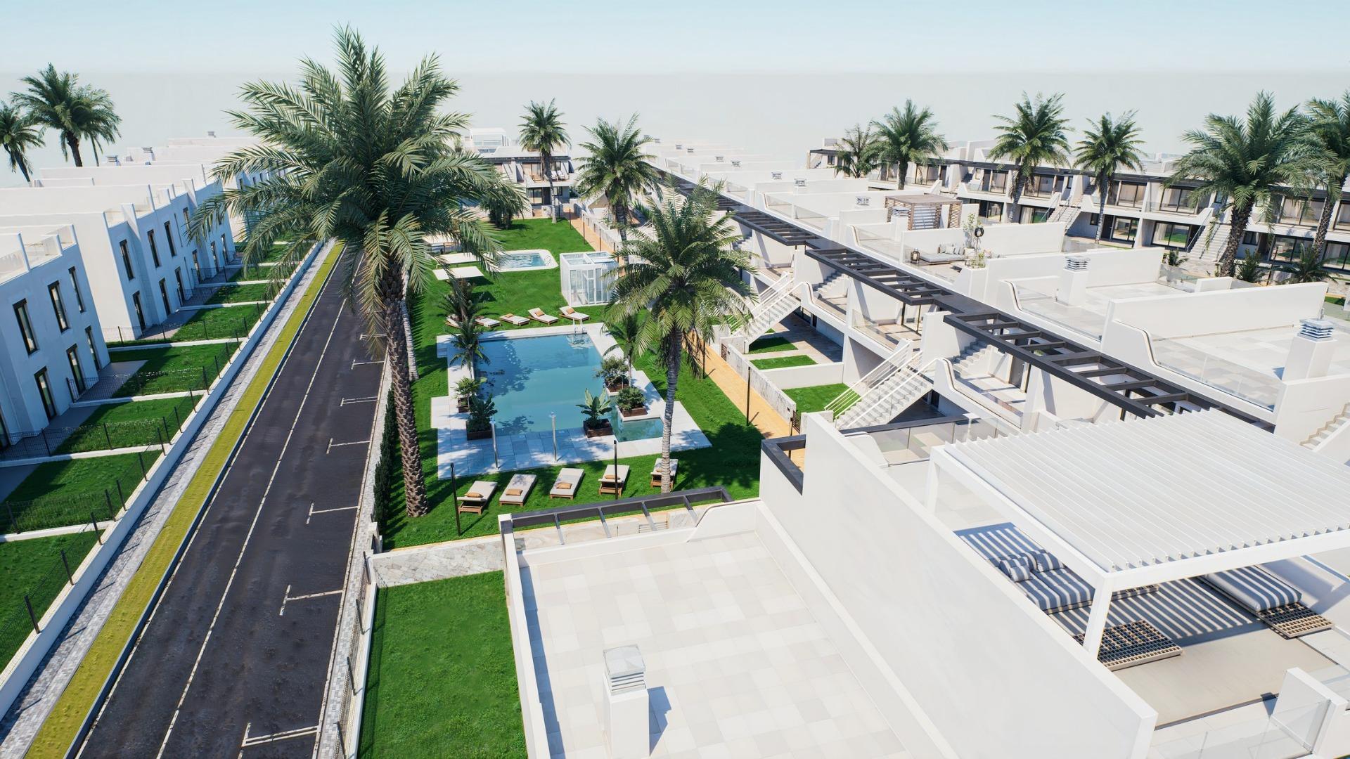 Bungalows de nueva construcción con jardín o solárium cerca de la playa en Pilar de la Horadada