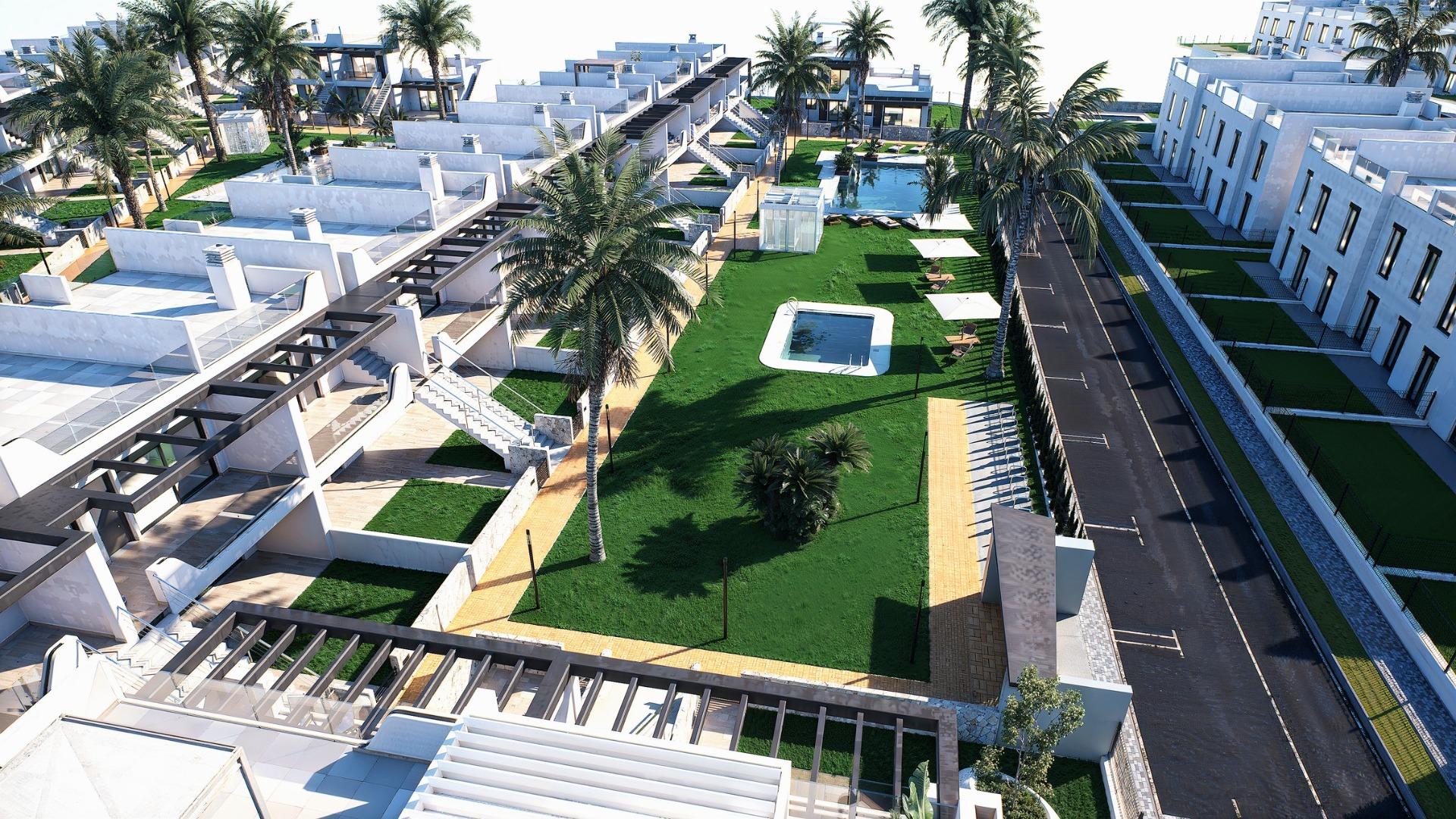 Bungalows de nueva construcción con jardín o solárium cerca de la playa en Pilar de la Horadada