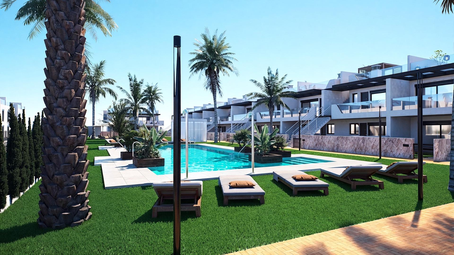 Bungalows de nueva construcción con jardín o solárium cerca de la playa en Pilar de la Horadada