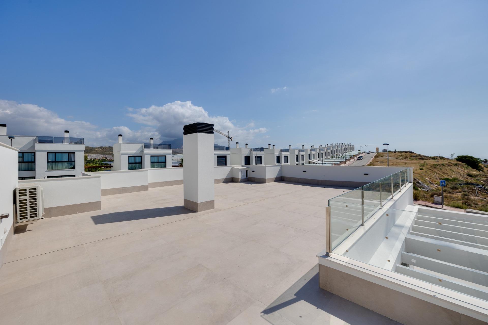 Villas adosadas de nueva construcción en venta en Mutxamel con piscina privada y vistas al mar
