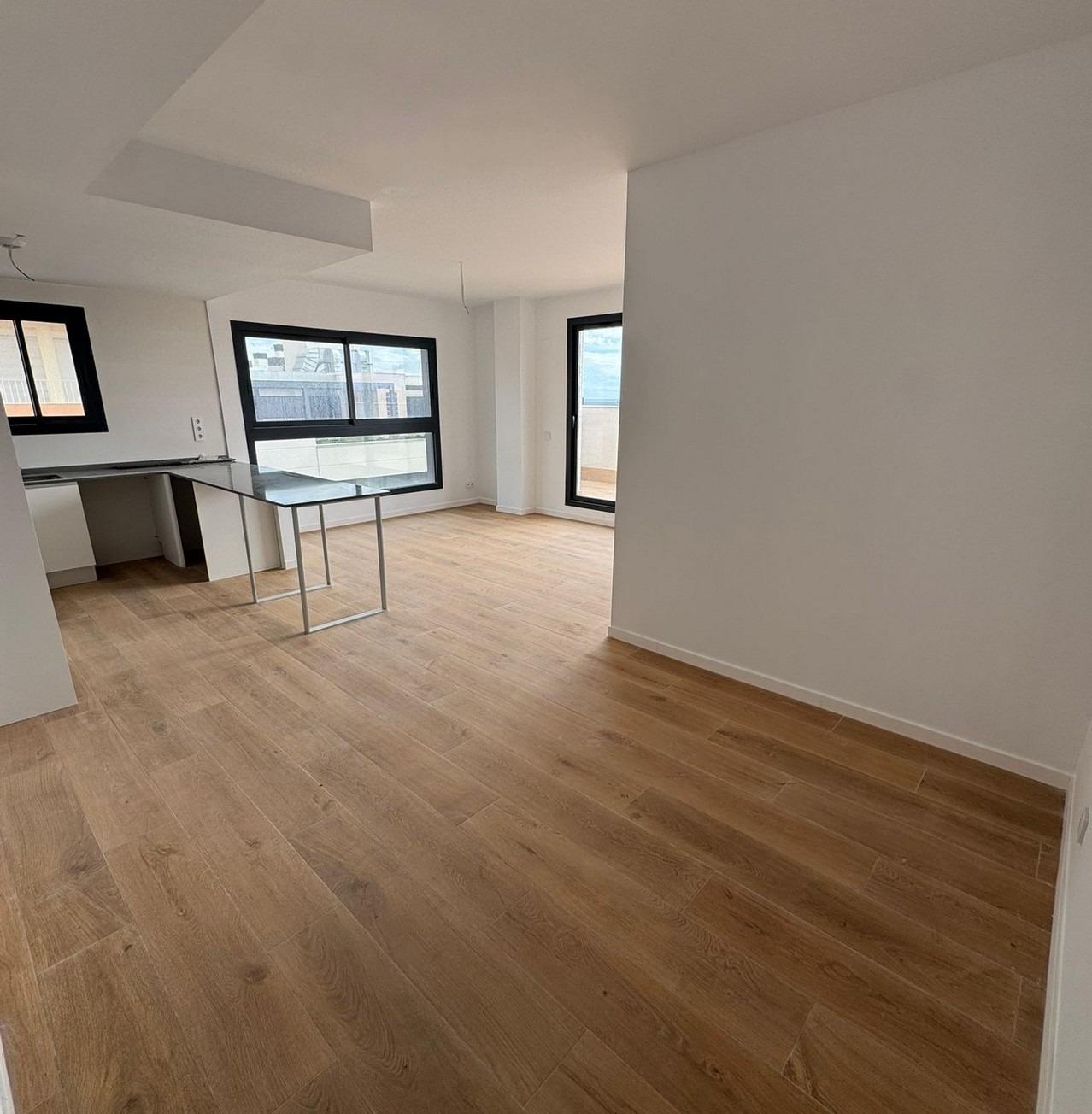 Ático de nueva construcción de 3 dormitorios con vistas al mar en el centro de Alicante, cerca de la Avenida Oscar Espla