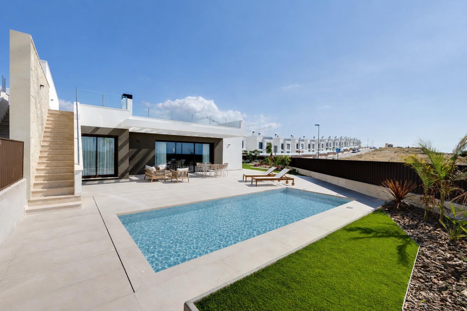 Villas adosadas de nueva construcción en venta en Mutxamel con piscina privada y vistas al mar
