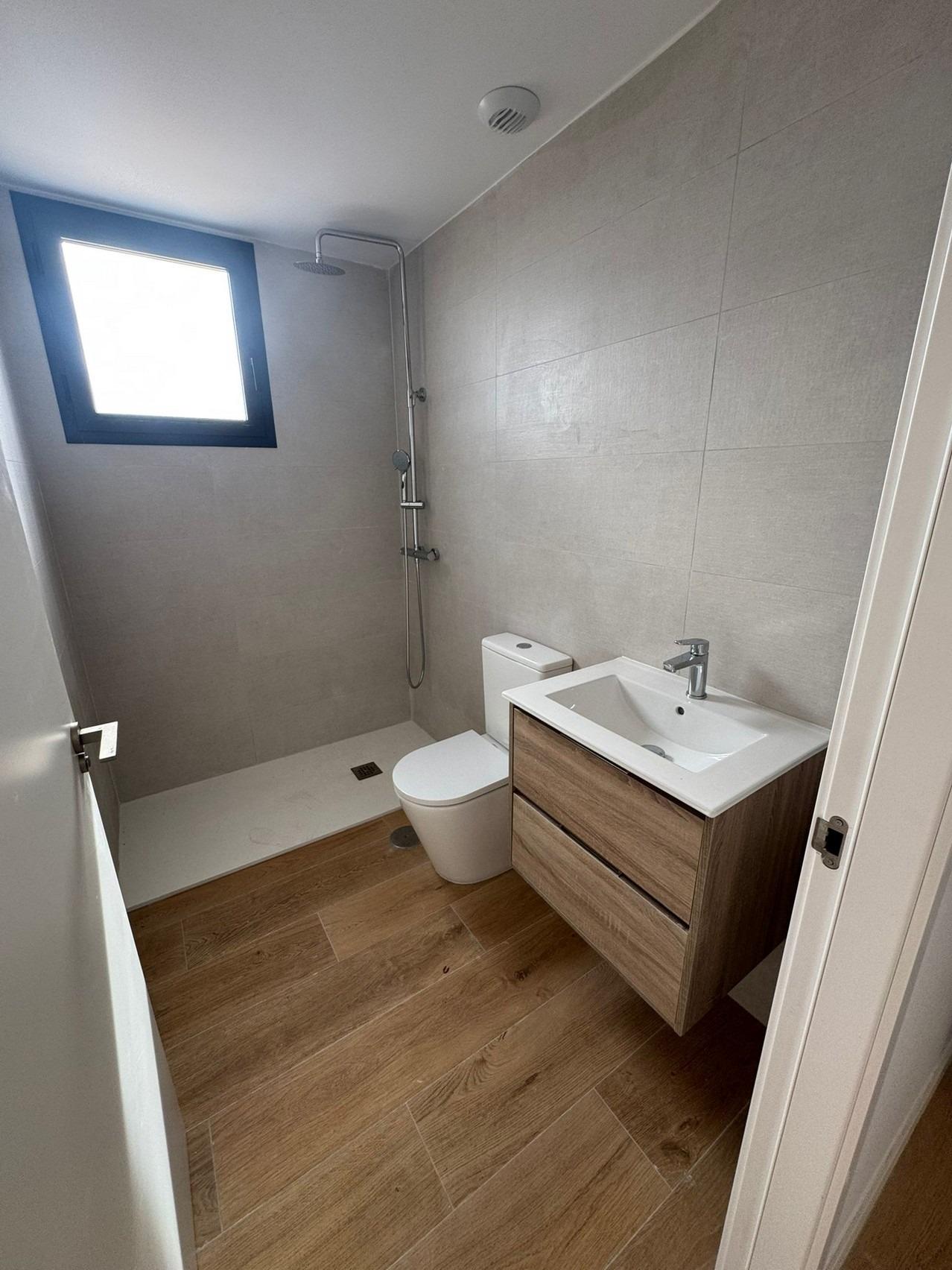 Ático de nueva construcción de 3 dormitorios con vistas al mar en el centro de Alicante, cerca de la Avenida Oscar Espla