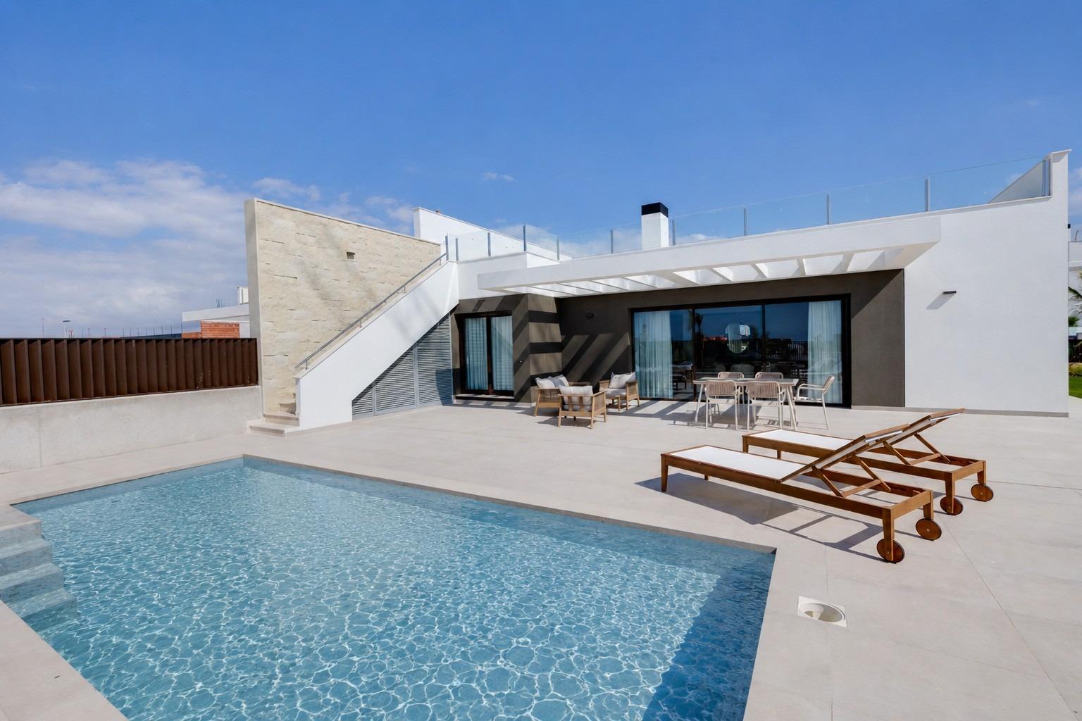 Villas adosadas de nueva construcción en venta en Mutxamel con piscina privada y vistas al mar