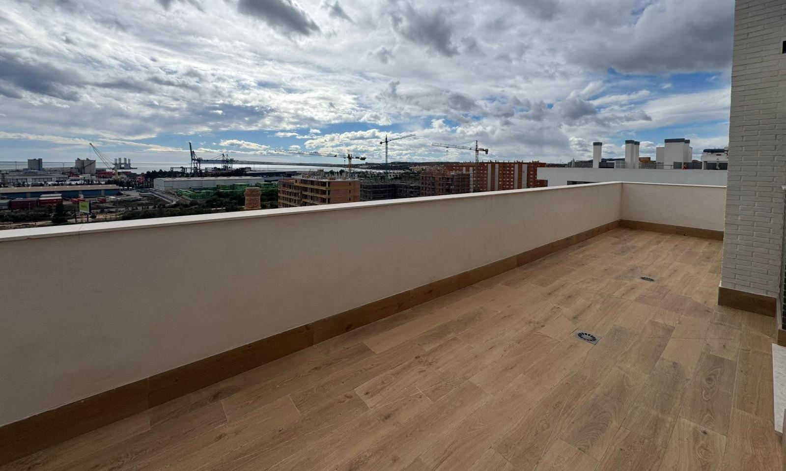 Ático de nueva construcción de 3 dormitorios con vistas al mar en el centro de Alicante, cerca de la Avenida Oscar Espla