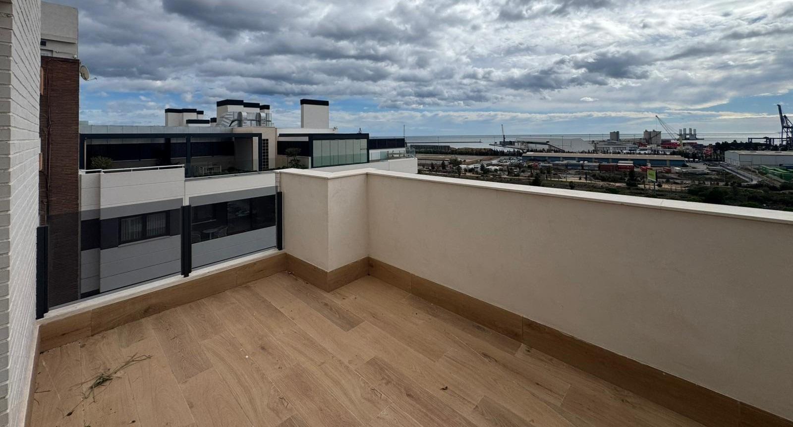 Ático de nueva construcción de 3 dormitorios con vistas al mar en el centro de Alicante, cerca de la Avenida Oscar Espla