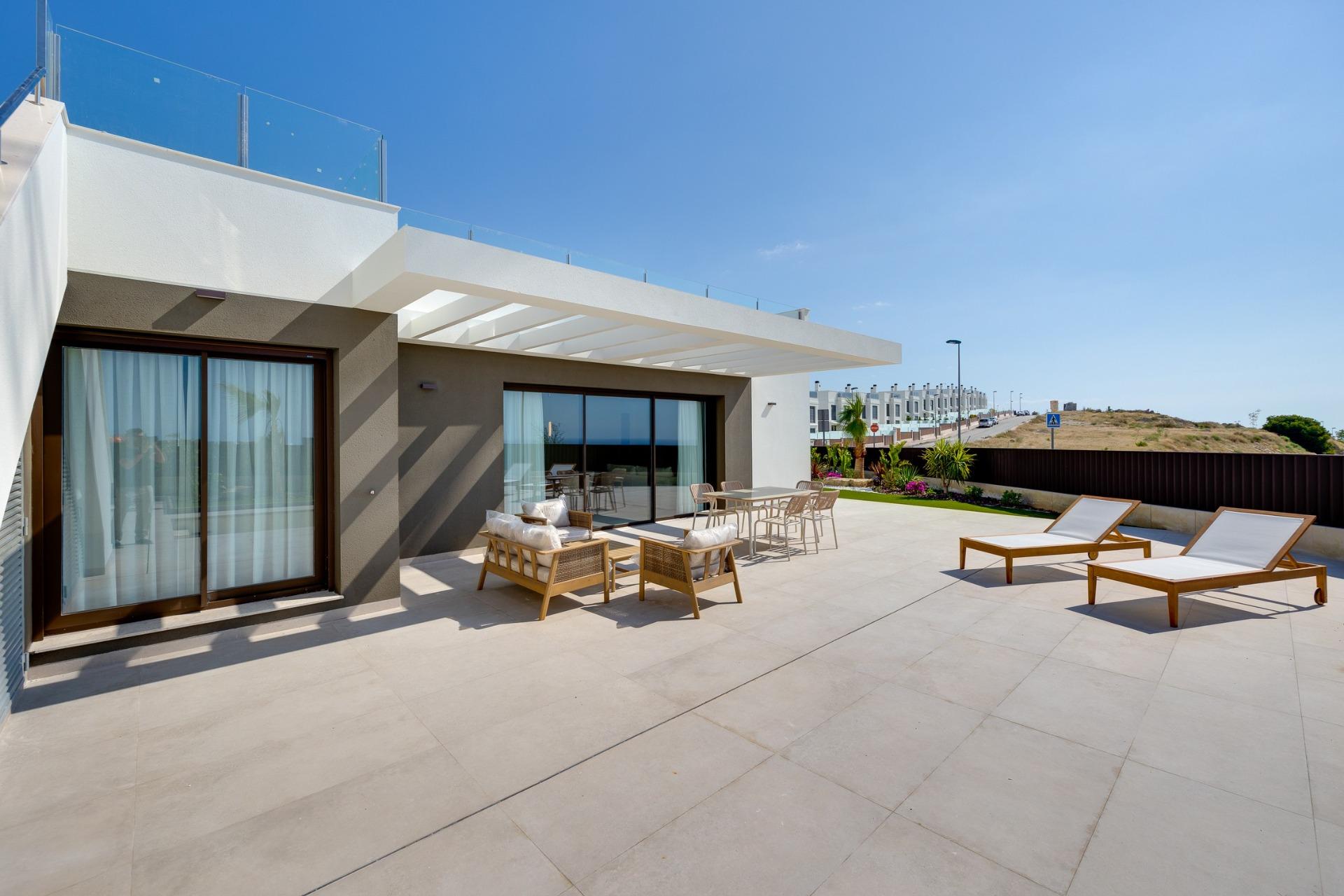 Villas adosadas de nueva construcción en venta en Mutxamel con piscina privada y vistas al mar