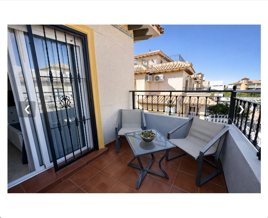 Casa adosada en urbanización cerrada