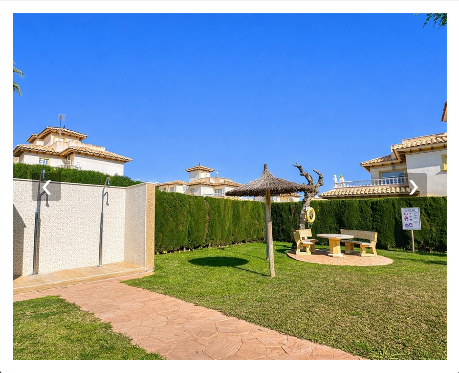 Casa adosada en urbanización cerrada